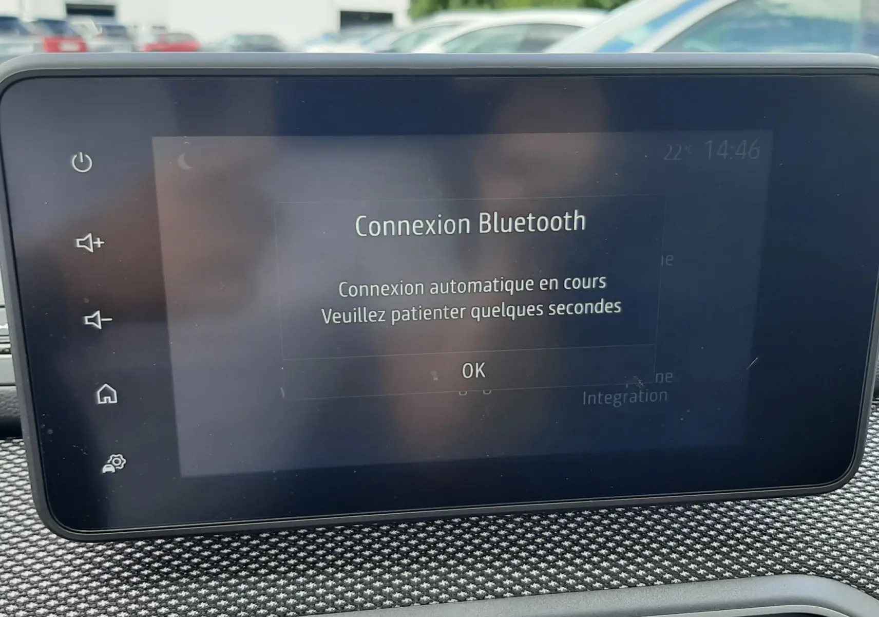 Écran tactile central affichant la connexion Bluetooth dans l’habitacle d’une Dacia Sandero blanche, vue de face.