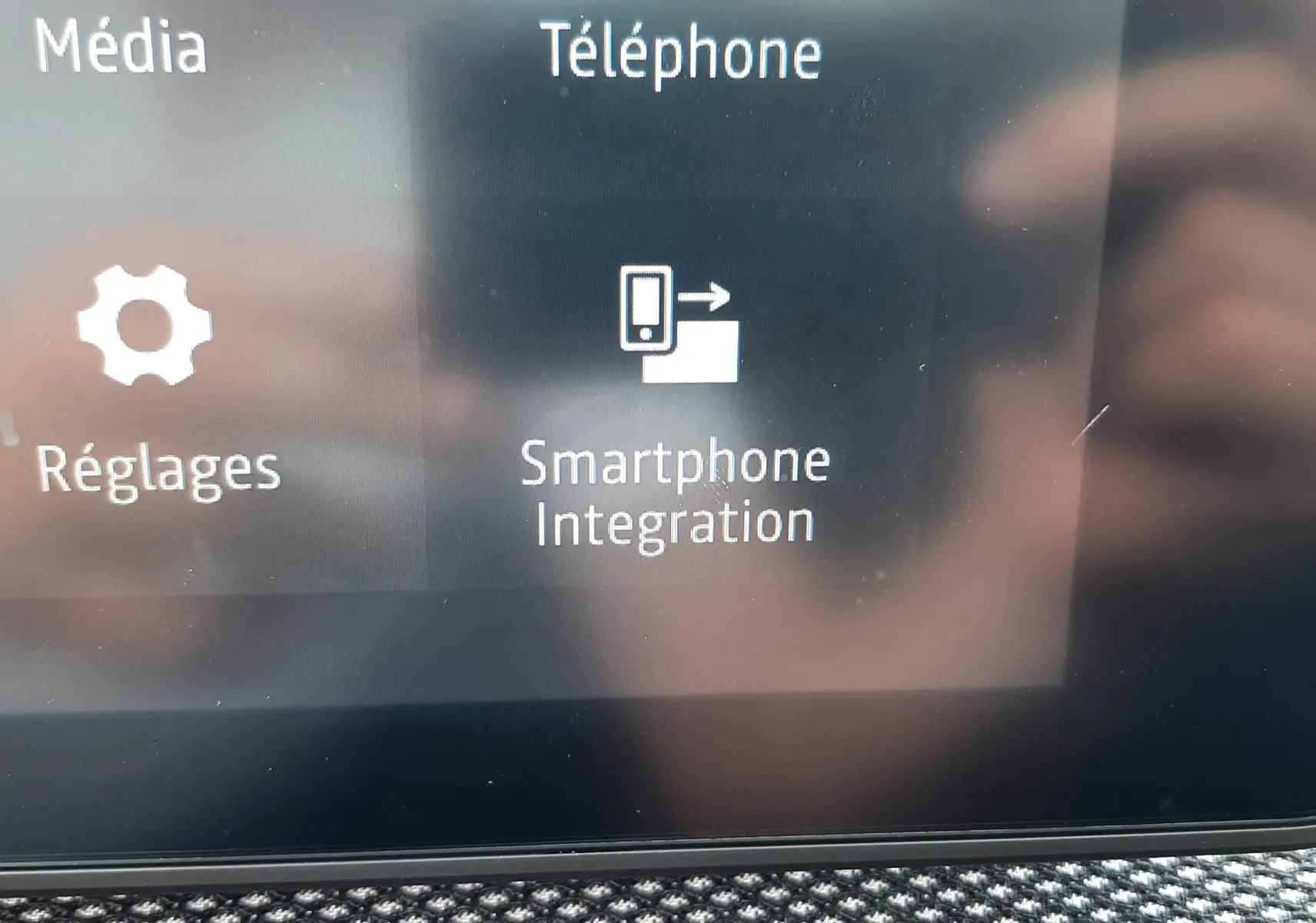 Écran tactile intérieur de la Dacia Sandero 2024 montrant les options Média, Téléphone et Réglages.