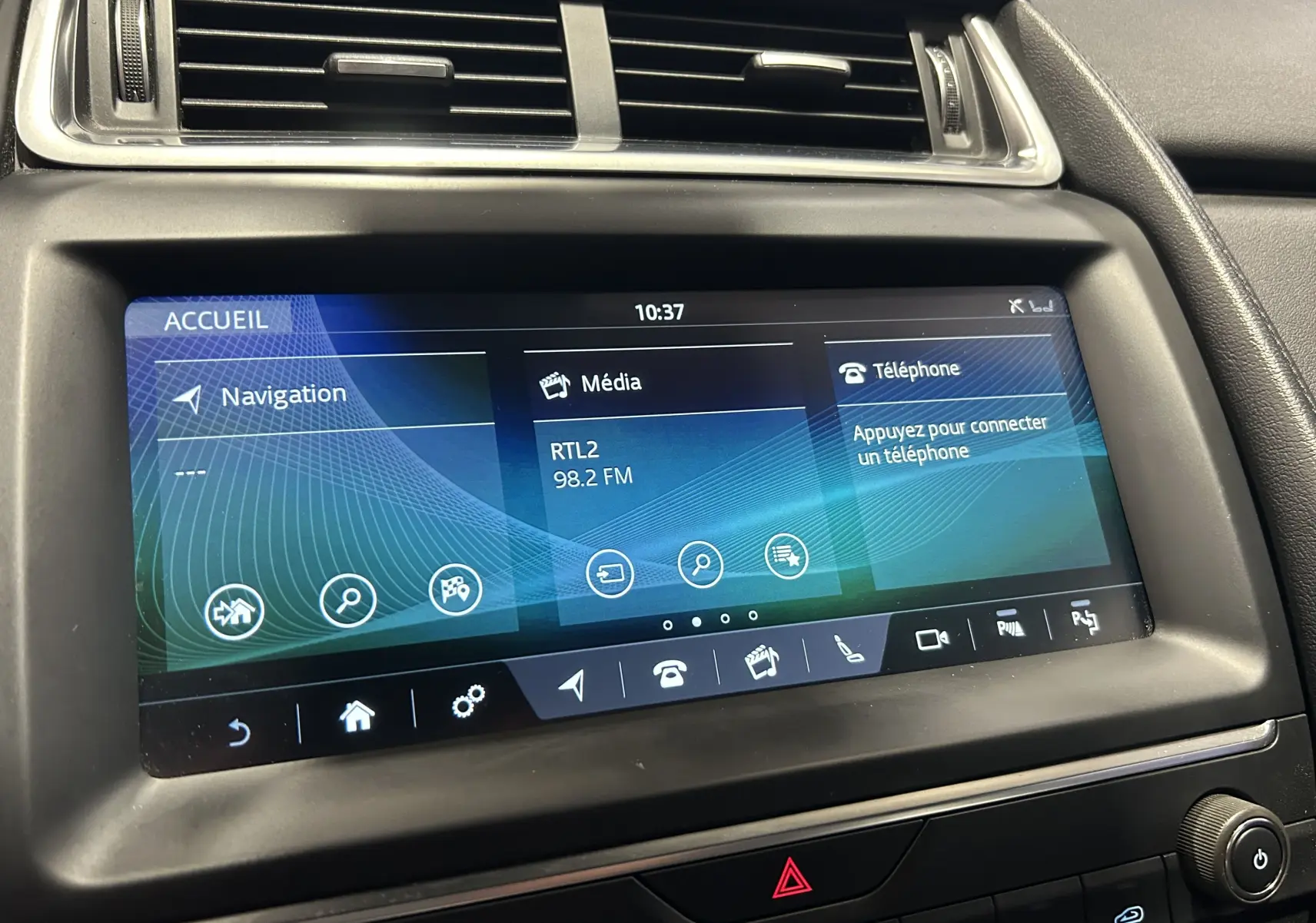 Écran tactile central du tableau de bord du Jaguar E-PACE 2018 affichant navigation, média et téléphone.