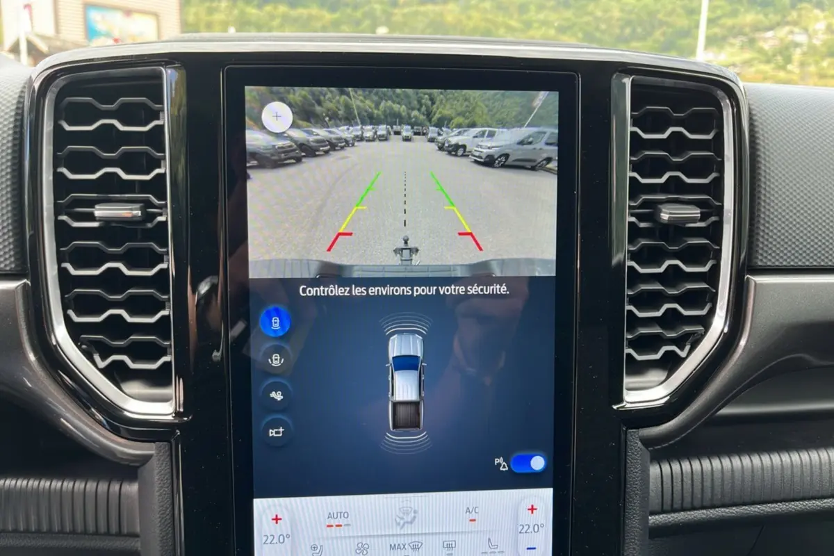 Écran central du Ford Ranger 2025 gris carbone montrant la caméra de recul et l'assistance au stationnement.