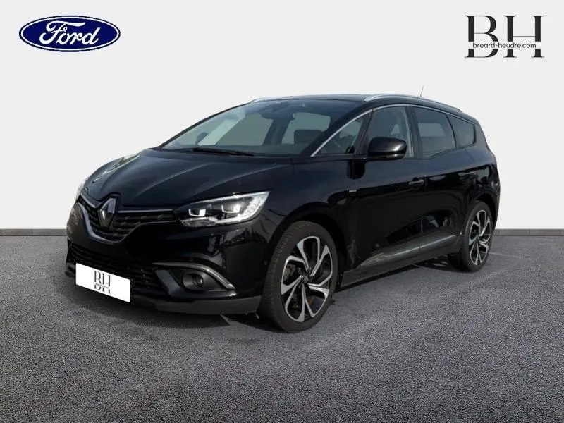 Renault Grand Scenic noir étoilé en vue 3/4 avant droit, avec phares LED et jantes alliage distinctives.