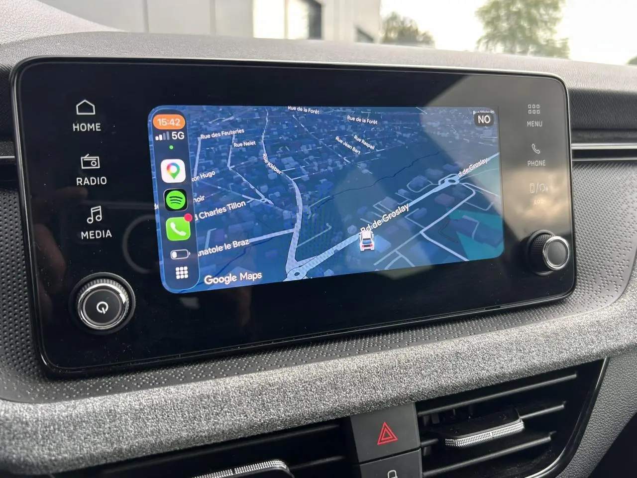 Écran tactile central 8,25'' de la Skoda Scala TSI 116 DSG7 Sélection affichant une carte GPS en mode Google Maps.
