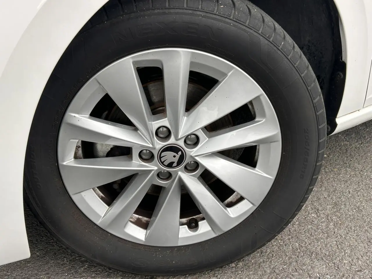 Gros plan sur la jante alliage 16 pouces Cortadero Aero argentée d'une Skoda Scala blanche côté droit.
