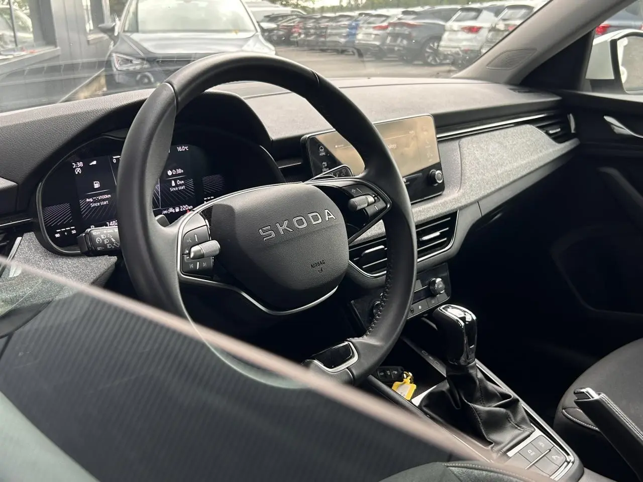 Vue intérieure côté conducteur du Skoda Scala TSI 116 DSG7 avec volant cuir multifonctions et écran tactile central.