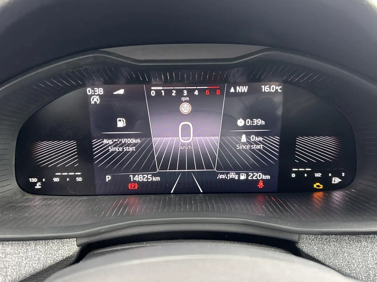 Vue rapprochée du tableau de bord numérique de la Skoda Scala blanc Candy, affichant la vitesse à 0 km/h.
