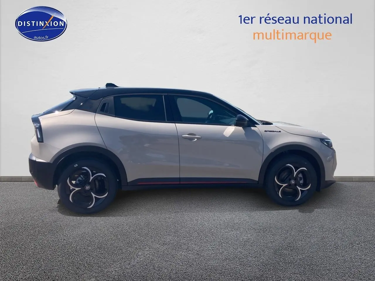 Vue de profil droit d'une Alfa Romeo Junior 1.2 hybride 2026 ivoire et noir avec jantes alliage et vitres teintées.