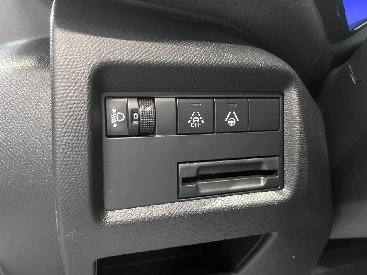 Gros plan sur les commandes noires du tableau de bord côté gauche du Citroën C5 Aircross gris platinium 2025.