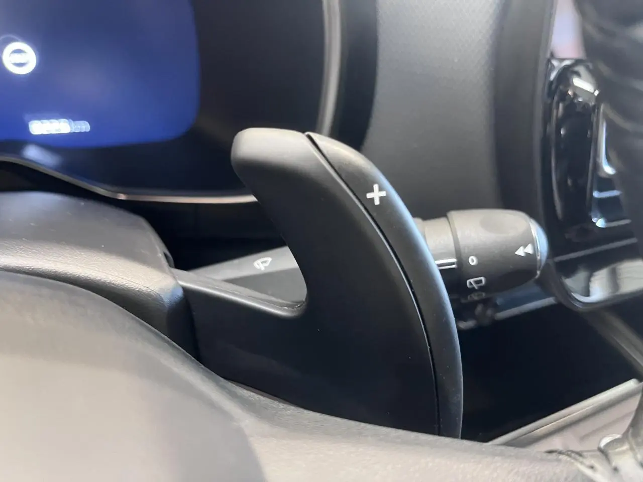 Gros plan sur la palette de changement de vitesse droite noire dans l’habitacle du Citroën C5 Aircross gris platinium.