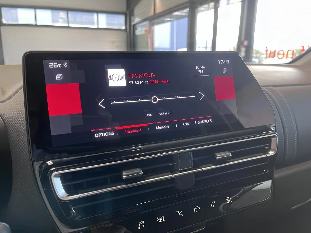 Écran tactile central du tableau de bord du Citroën C5 Aircross gris platinium, affichant la radio FM.