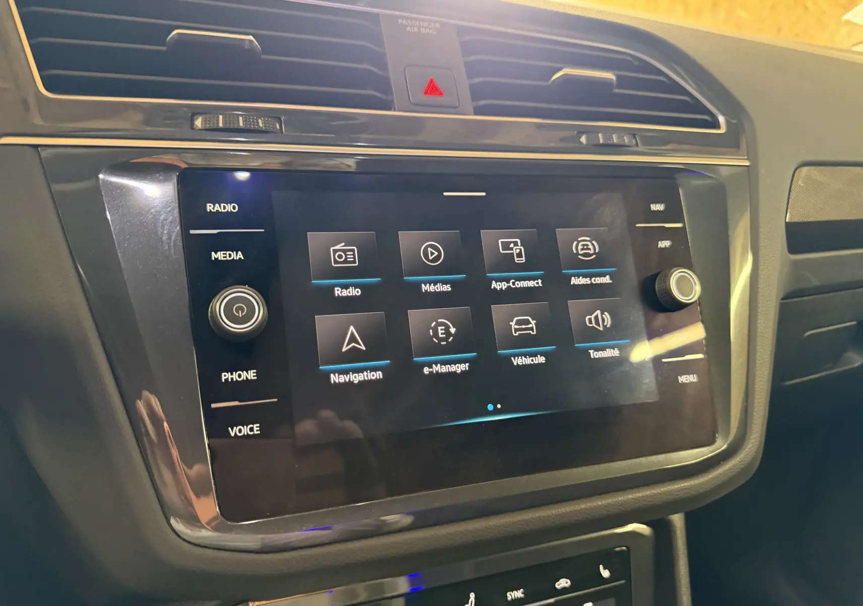 Écran tactile central du Volkswagen Tiguan 1.4 E-HYBRID 2022, affichant les options multimédia et navigation.