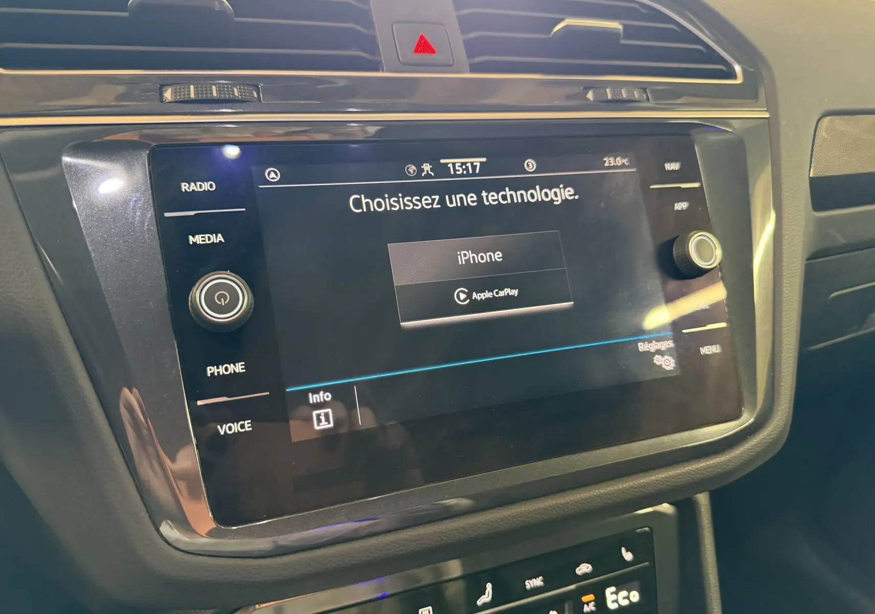 Écran tactile central du Volkswagen Tiguan 2022 gris clair, affichant le menu de connexion Apple CarPlay.