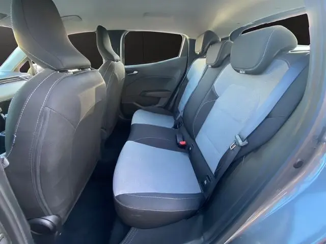 Vue intérieure côté droit sur la banquette arrière gris clair et textile de la Renault Clio V gris schiste 2025.