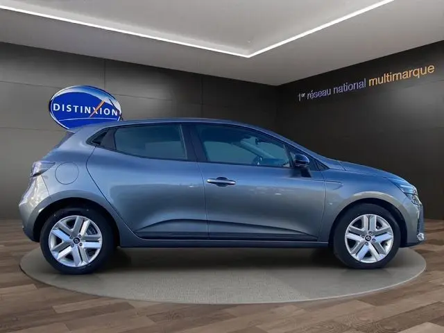 Profil droit d'une Renault Clio V gris schiste 2025, avec enjoliveurs 16 pouces Amiticia et lignes fluides modernes.