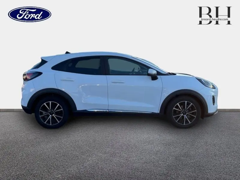 Vue de profil côté gauche d'un Ford Puma blanc Glacier avec jantes alliage et vitres arrière surteintées.