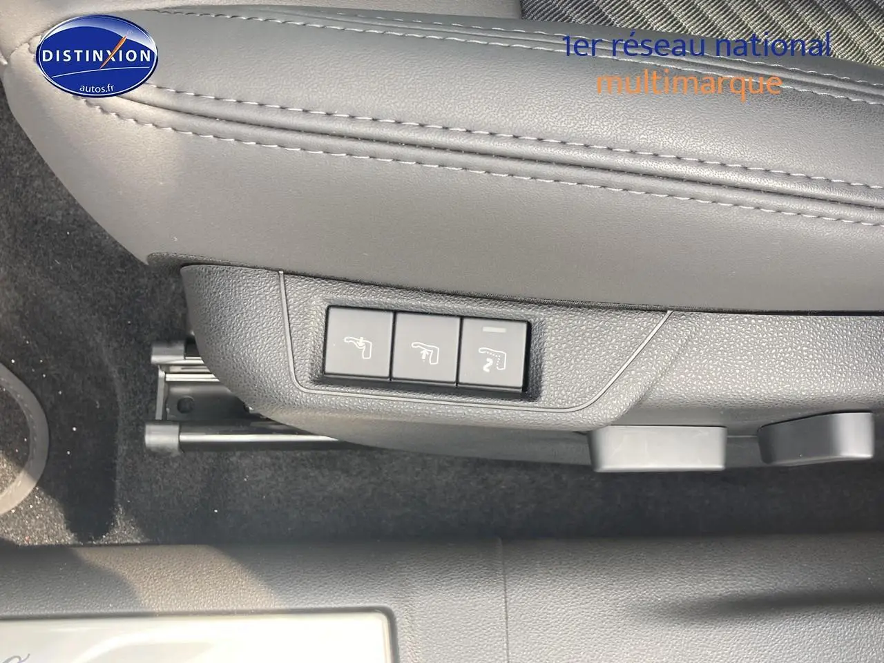 Détail des commandes électriques du siège conducteur gris de l'Alfa Romeo Junior 1.2 hybride, vue rapprochée côté gauche.
