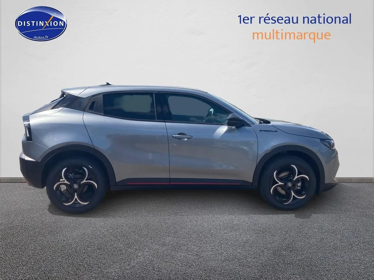 Profil droit d'une Alfa Romeo Junior gris métallisé avec jantes alliage noires et vitres teintées.
