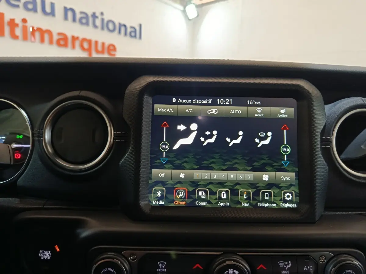 Écran tactile central du tableau de bord du Jeep Wrangler gris foncé 2022, affichant les réglages de climatisation.