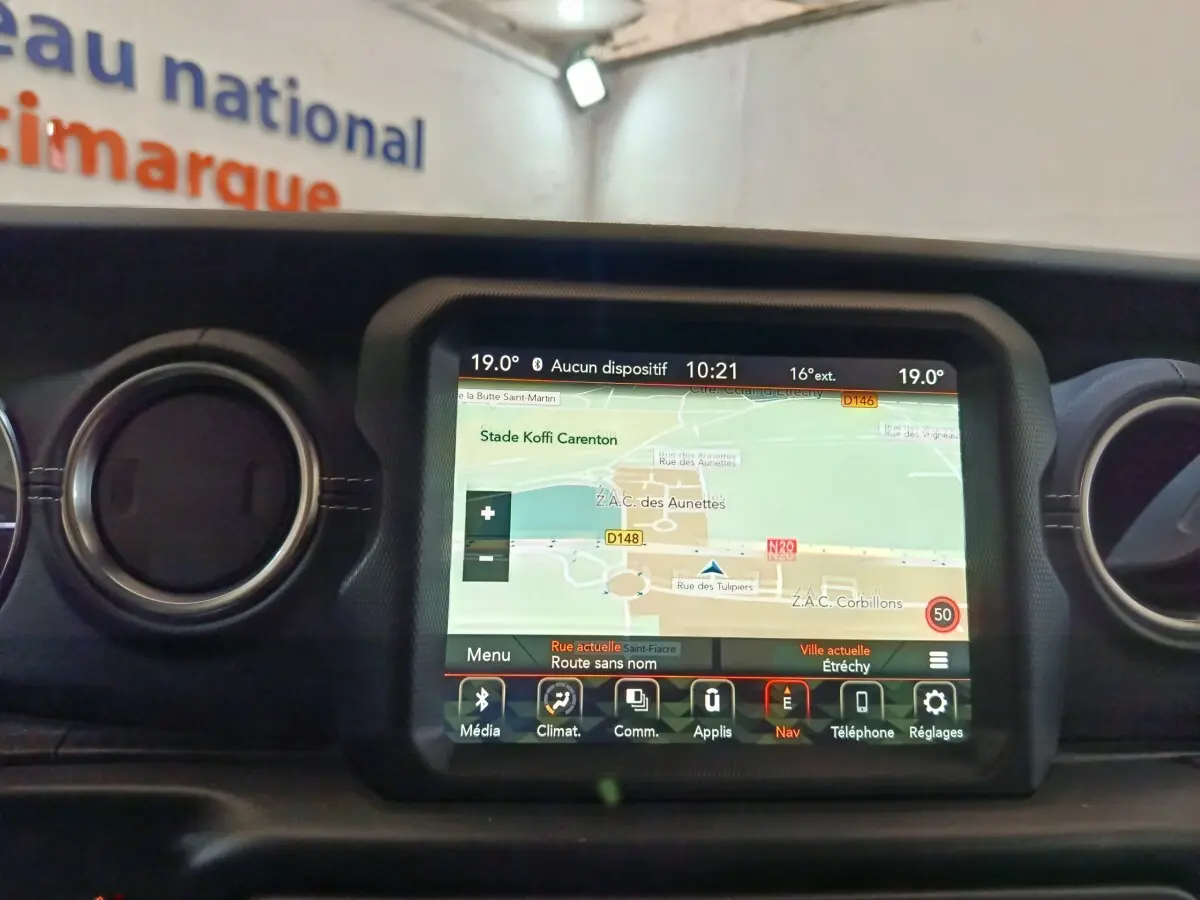 Écran tactile central du tableau de bord du Jeep Wrangler 2022 affichant la navigation en mode jour.
