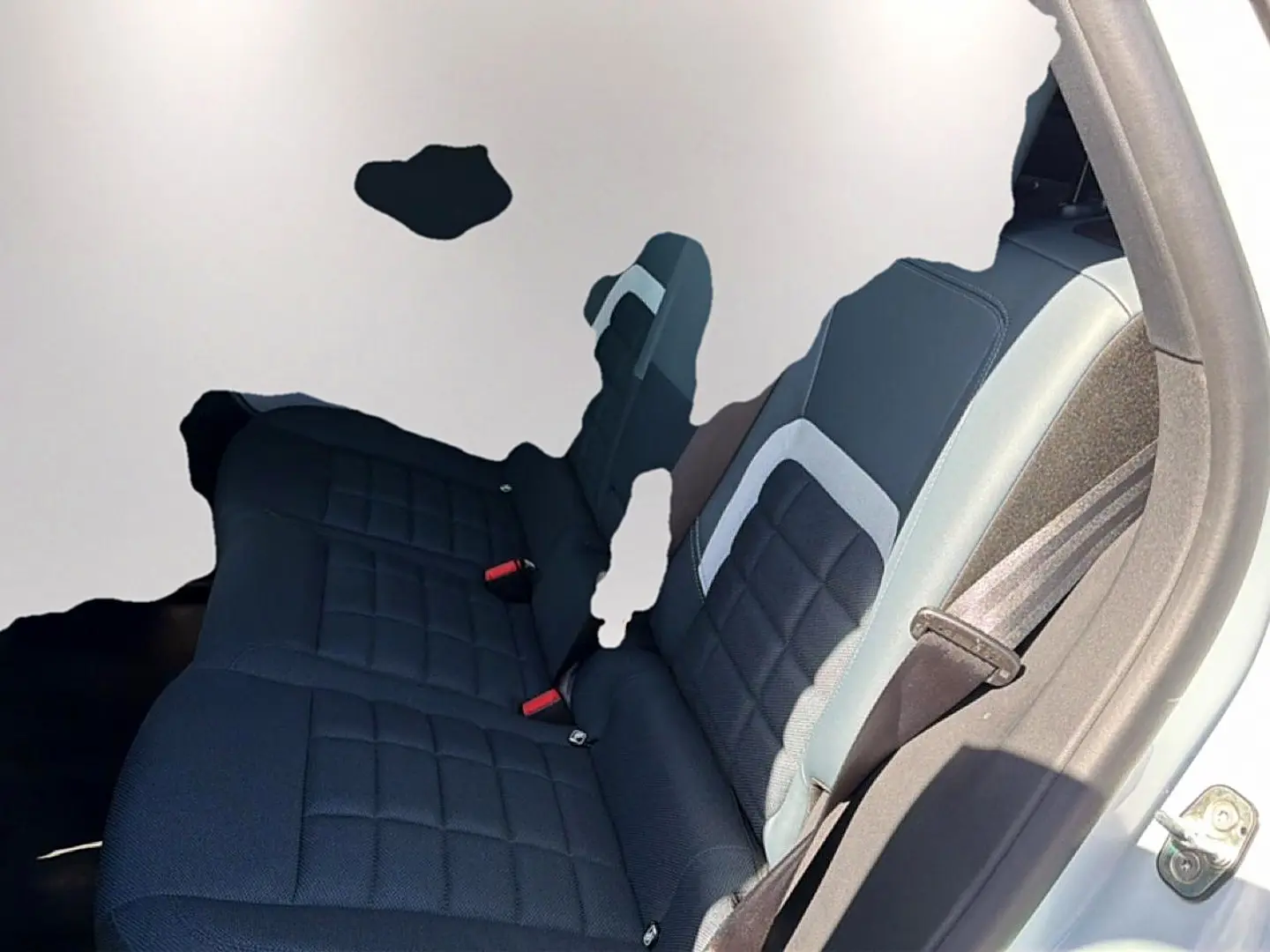 Vue intérieure côté droit sur la banquette arrière noire et grise du Citroën C5 Aircross hybride 2026 blanc/noir.