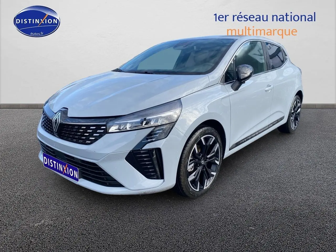 Renault Clio V gris rafale vue 3/4 avant droit avec calandre chromée et jantes alu noires.