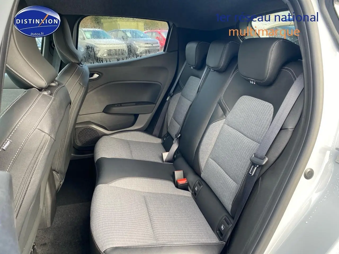 Vue intérieure côté droit des sièges arrière gris et noir de la Renault Clio V 1.0 TCe 90 Techno 2025.