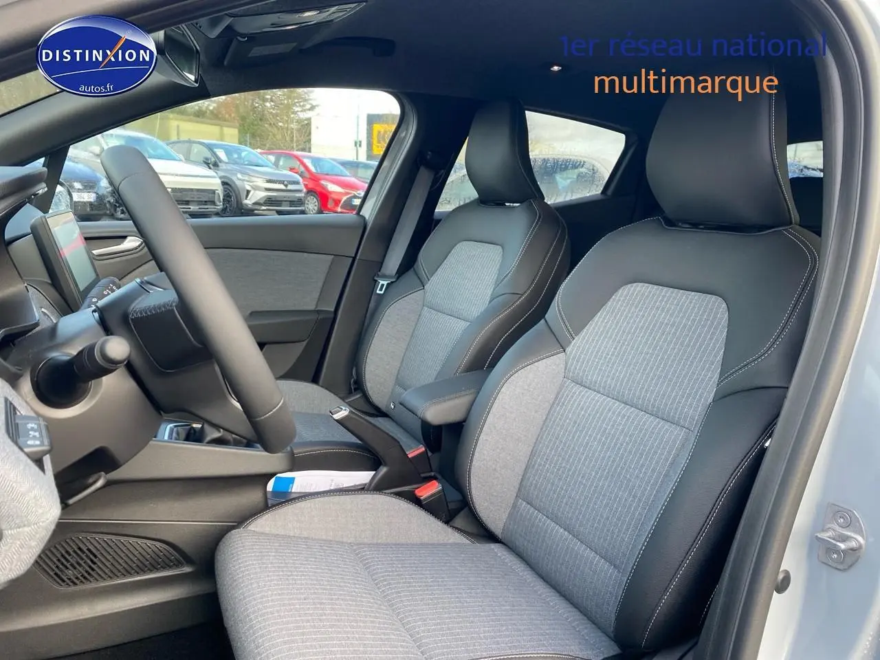 Vue intérieure côté gauche montrant les sièges avant gris clair et foncé de la Renault Clio V 1.0 TCe 90 Techno.