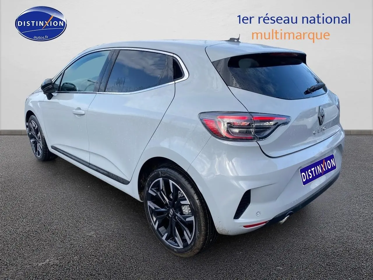 Vue 3/4 arrière droite d'une Renault Clio V gris rafale avec jantes alliage noires et vitres arrière surteintées.