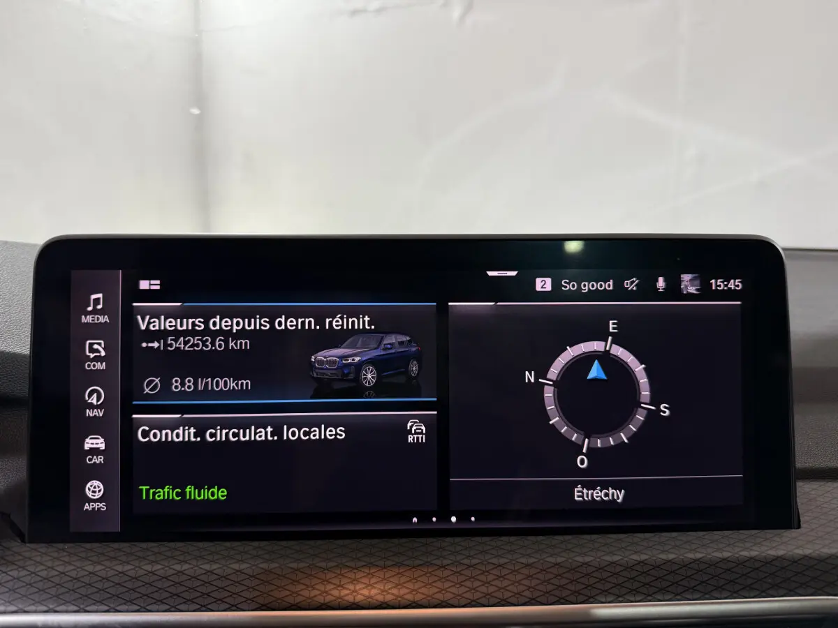 Écran tactile central du BMW X3 xDrive30e 2023 affichant navigation et consommation, vue intérieure frontale.