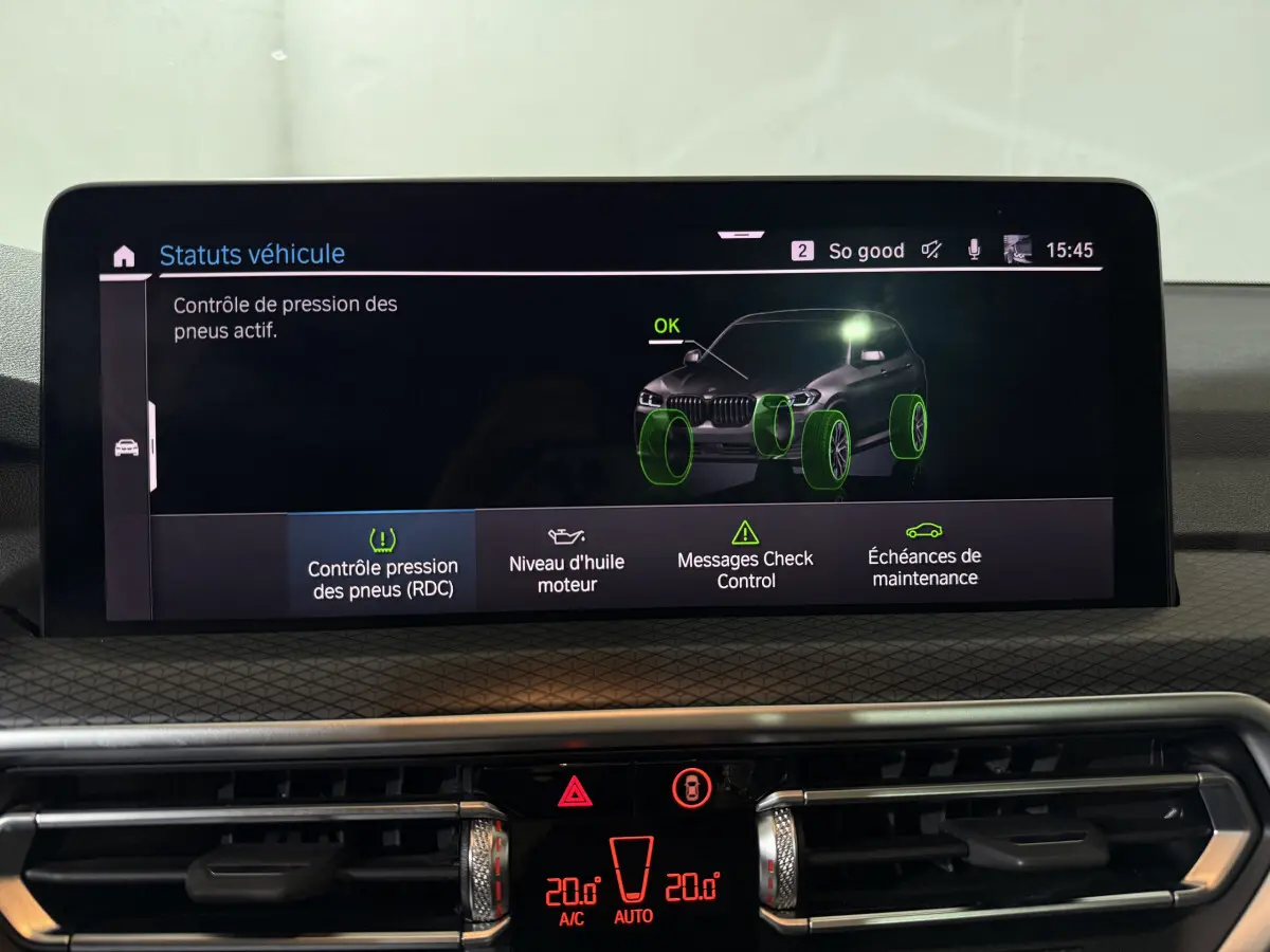 Écran central du tableau de bord montrant le statut des pneus d’un BMW X3 bleu hybride rechargeable 2023.