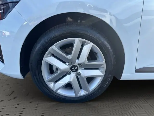 Gros plan sur la roue avant gauche blanche d'une Renault Clio V 1.5 DCI 100 Evolution avec jante alliage 16 pouces.