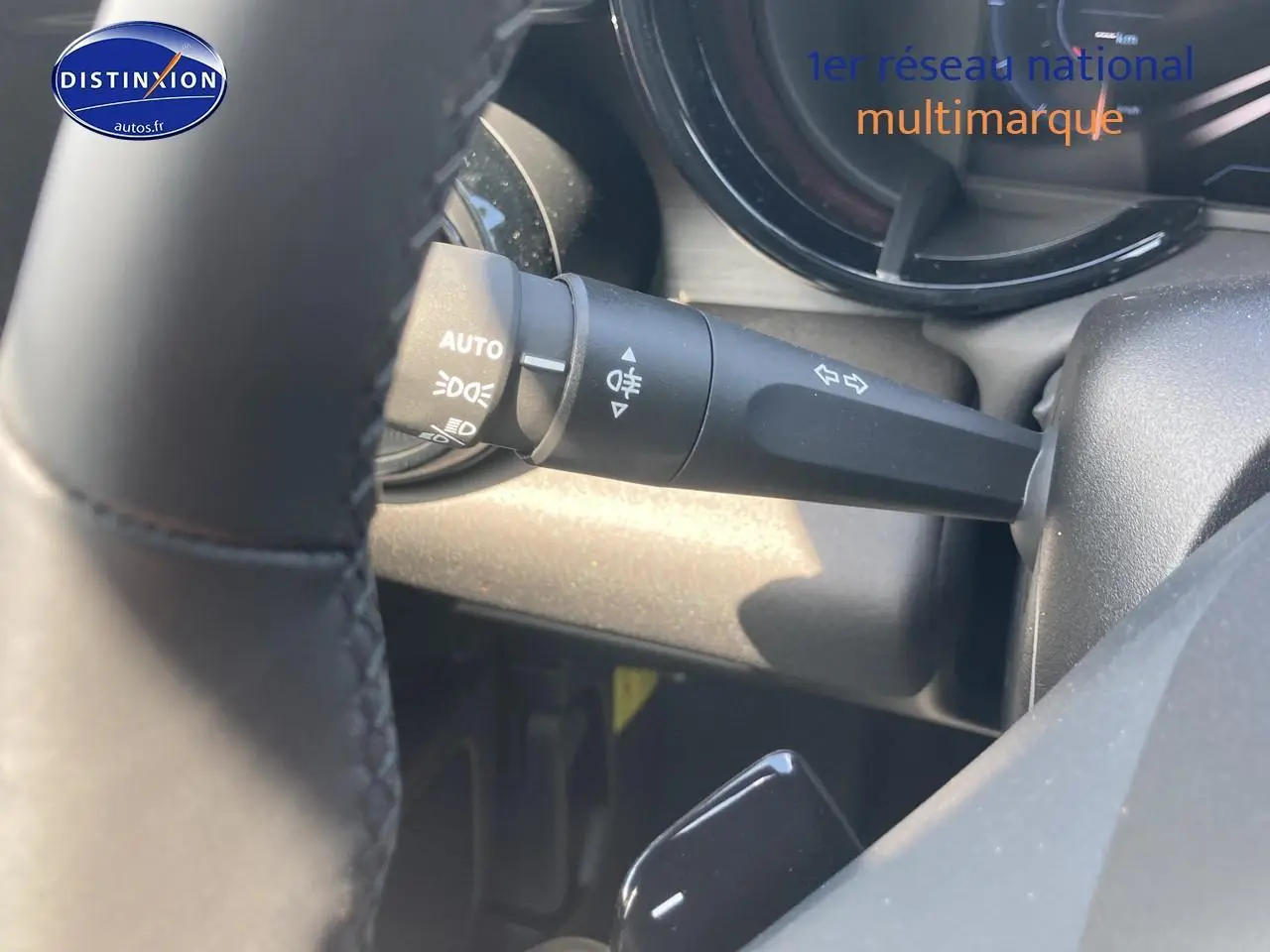 Gros plan sur la manette de clignotant et feux, intérieur de l'Alfa Romeo Junior 1.2 hybride 2026.