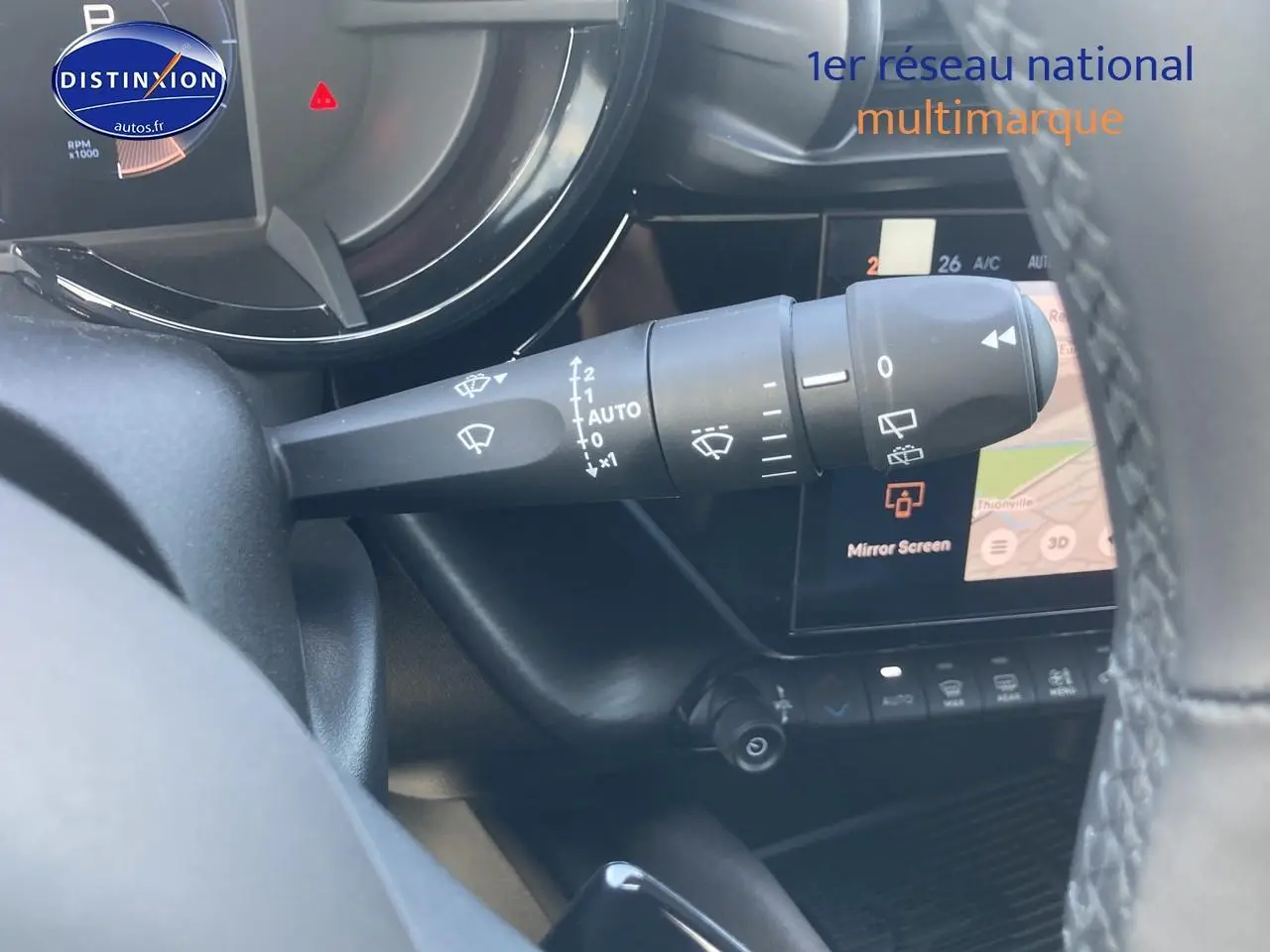 Vue rapprochée du commodo d’essuie-glace côté gauche dans l’habitacle gris/noir de l’Alfa Romeo Junior 2026.