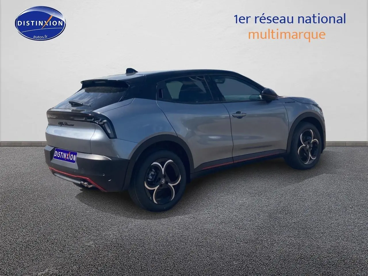Vue 3/4 arrière droite d'une Alfa Romeo Junior 1.2 hybride gris et noir avec jantes alliage et hayon électrique.