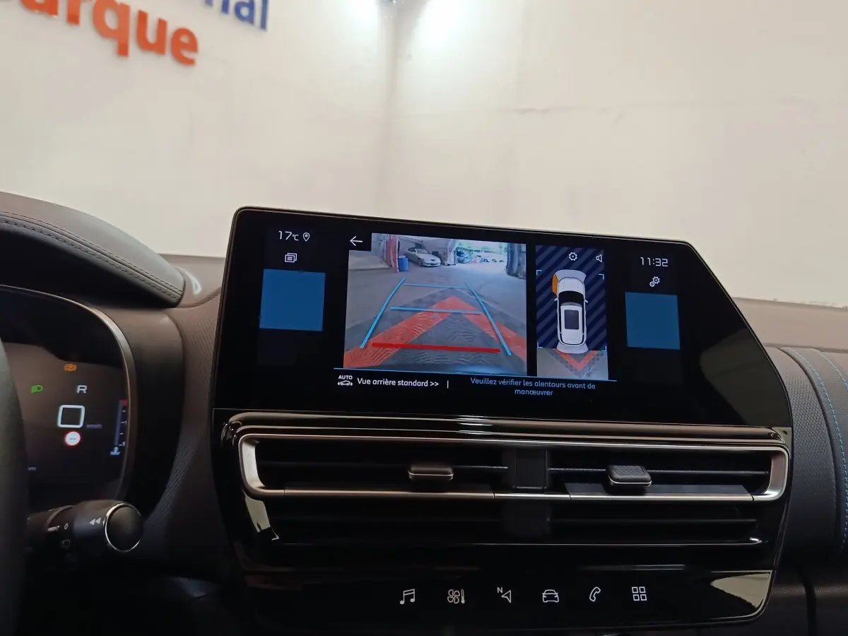 Vue intérieure du tableau de bord du Citroën C5 Aircross 2024, écran tactile affichant la caméra de recul en marche.