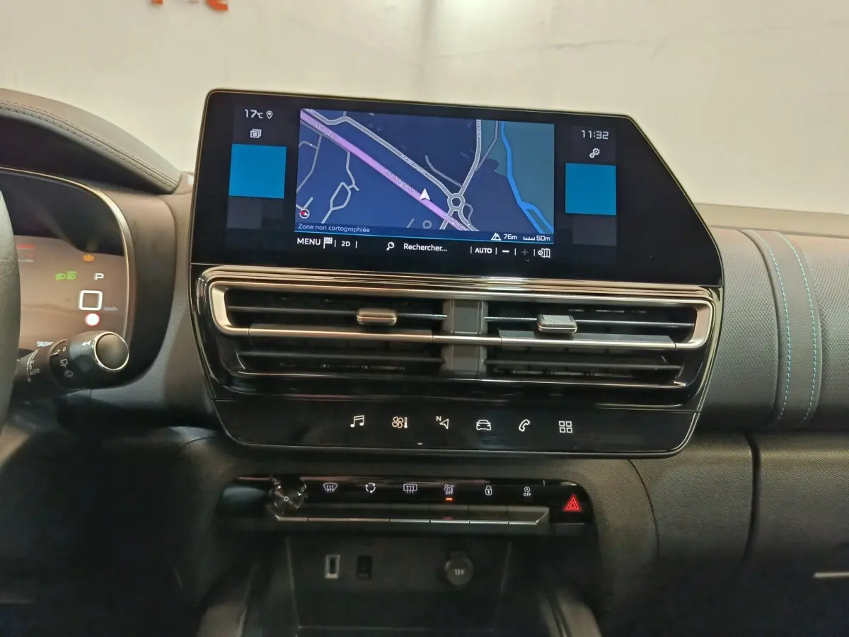 Vue rapprochée de l’écran tactile central et des aérateurs du tableau de bord du Citroën C5 Aircross noir 2024.