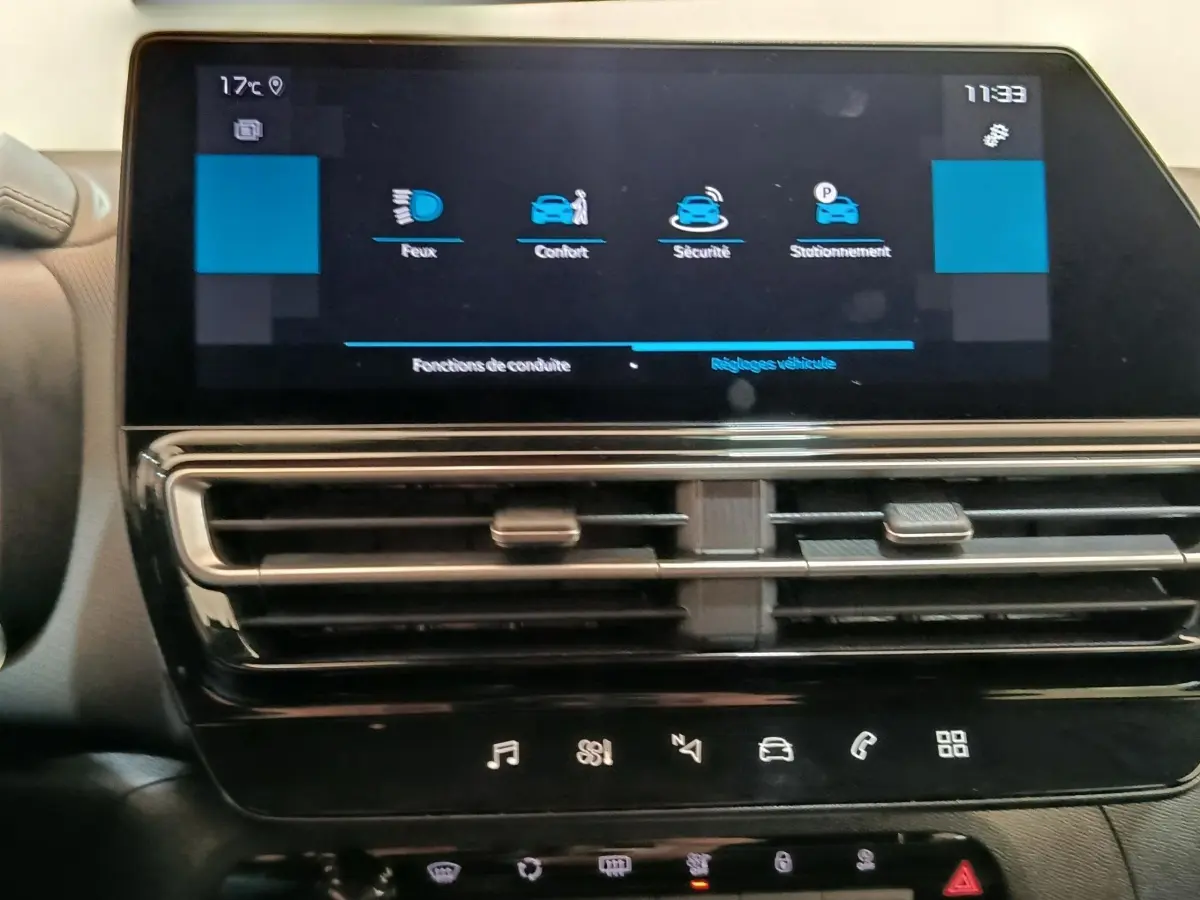 Écran tactile central affichant les réglages de conduite dans l'habitacle noir du Citroën C5 Aircross 2024.