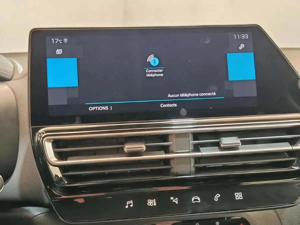 Vue rapprochée de l’écran tactile central noir du tableau de bord du Citroën C5 Aircross 2024, affichant la connexion Bluetooth.
