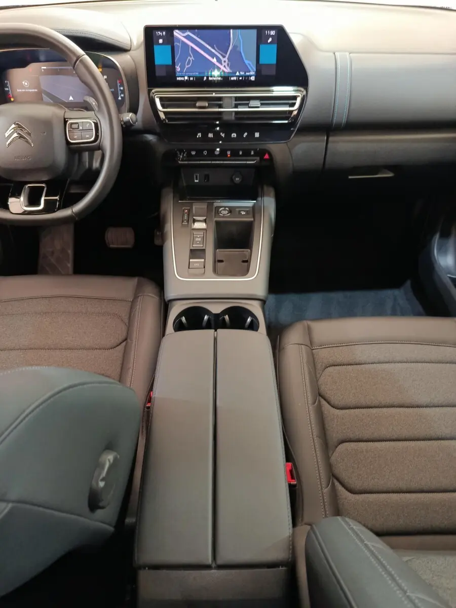 Vue intérieure centrée sur la console et tableau de bord du Citroën C5 Aircross noir avec écran tactile et volant multifonctions.