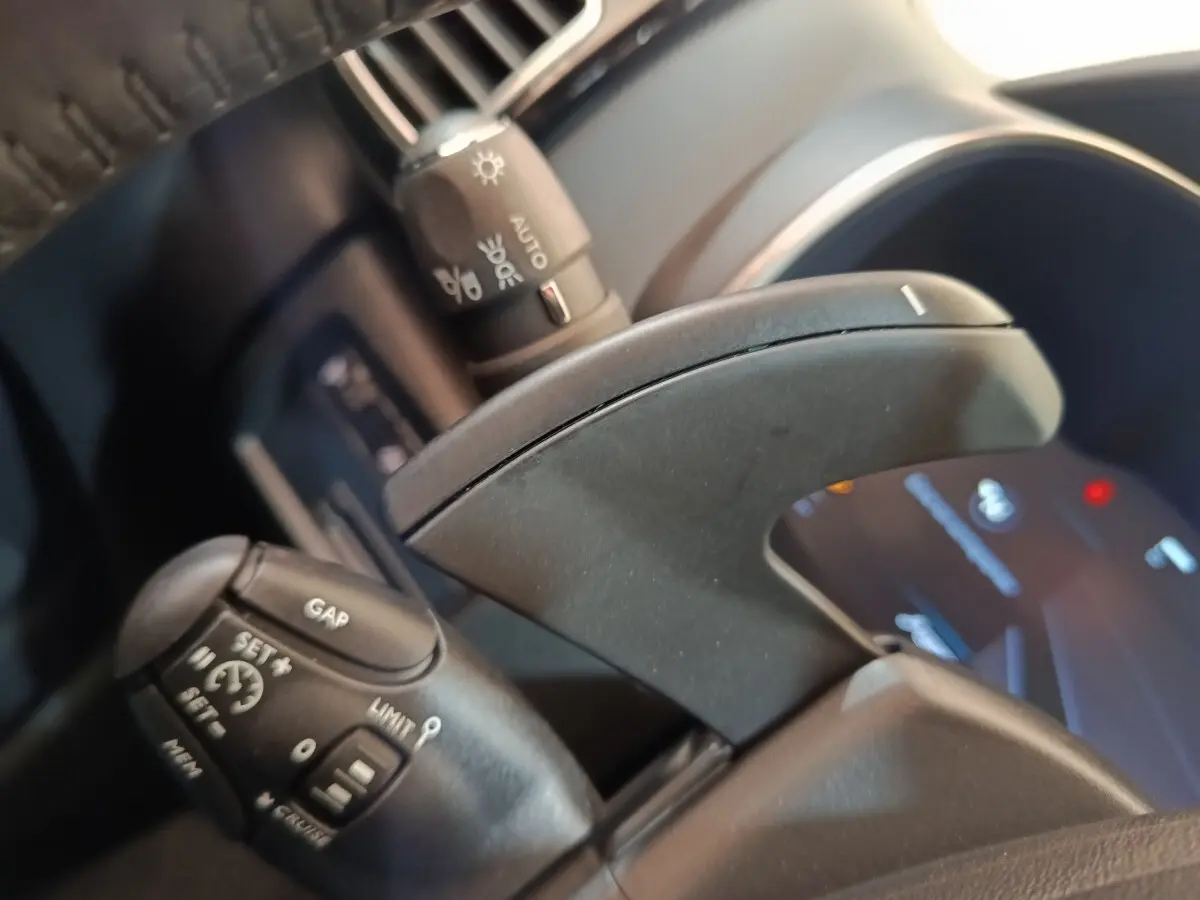 Gros plan sur la commande multifonctions et levier de vitesse au volant du Citroën C5 Aircross noir 2024.