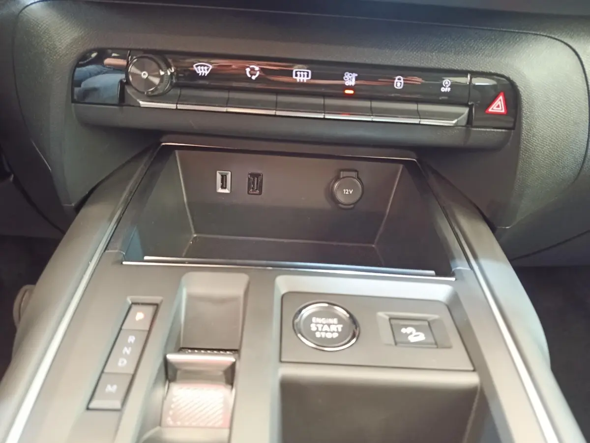Vue rapprochée de la console centrale noire du Citroën C5 Aircross 2024 avec bouton start/stop et commandes de boîte auto.