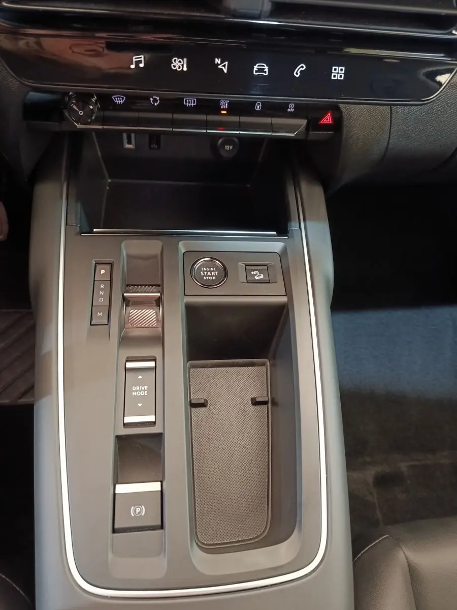 Vue rapprochée de la console centrale noire du Citroën C5 Aircross 2024 avec bouton start/stop et commandes de boîte auto.
