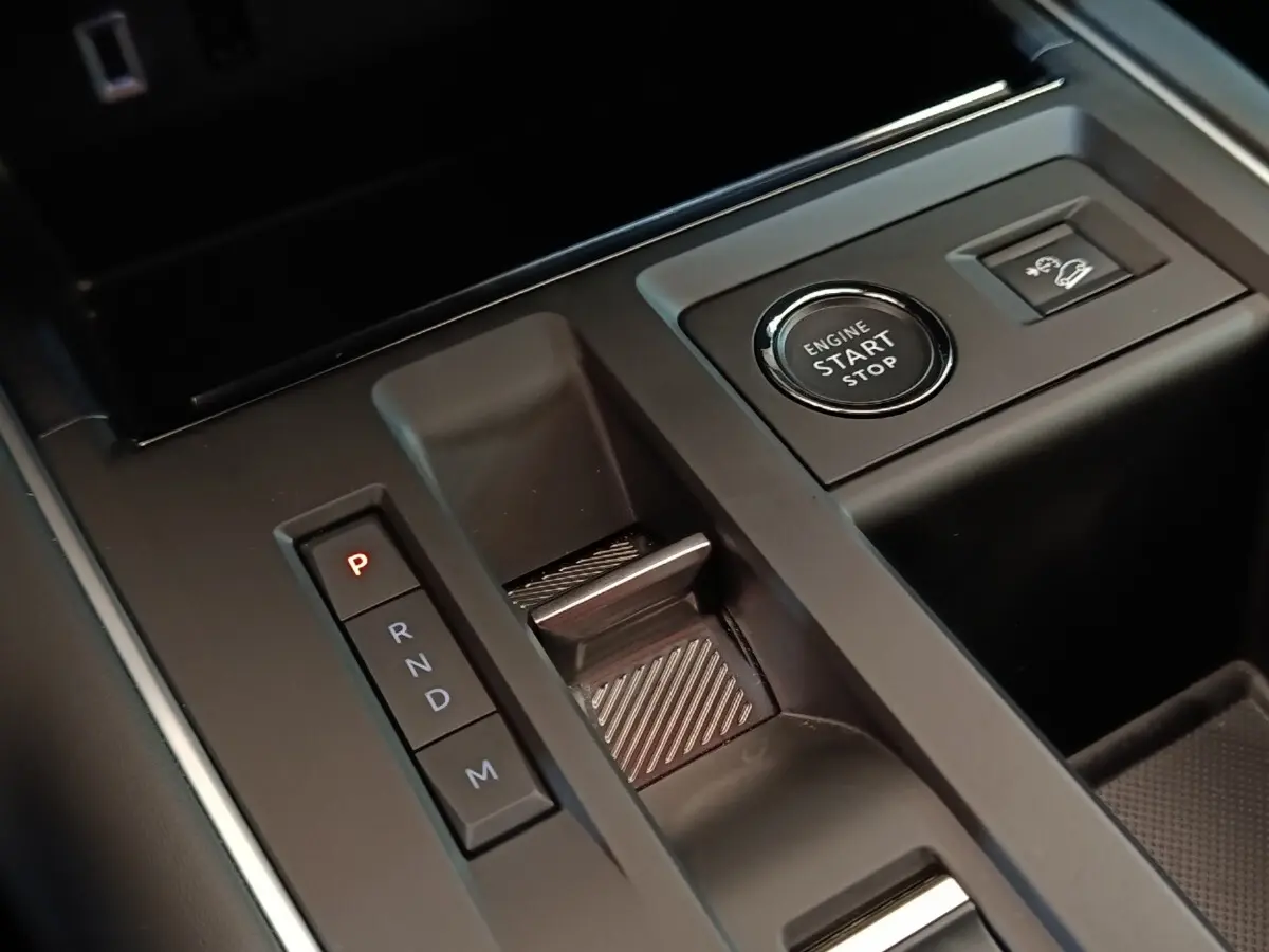Gros plan sur la console centrale noire du Citroën C5 Aircross 2024 avec bouton start/stop et sélecteur de boîte auto.