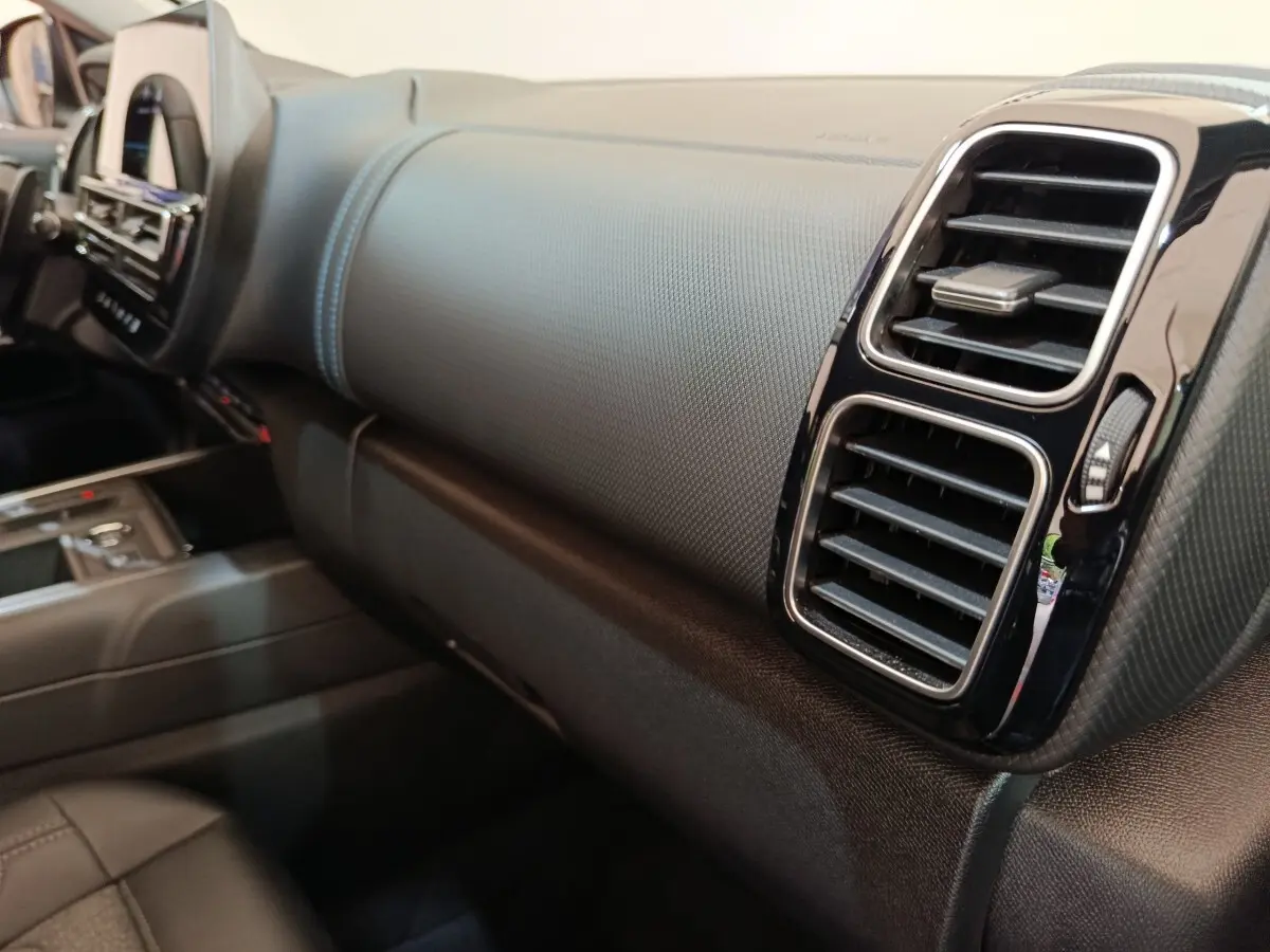 Vue intérieure du tableau de bord côté passager du Citroën C5 Aircross 2024, finition noire avec aérateurs chromés.