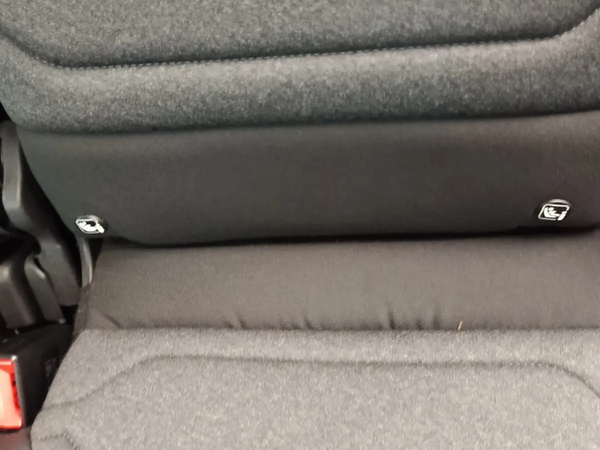 Détail de la fixation Isofix sur la banquette arrière en tissu gris du Citroën C5 Aircross 2024.