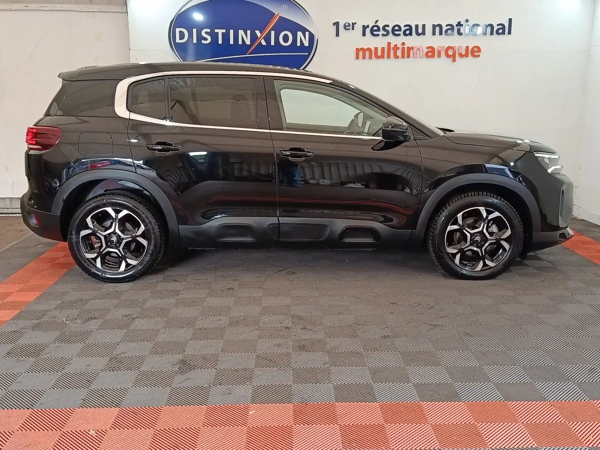 SUV Citroën C5 Aircross noir vue de profil côté gauche, avec jantes alliage et détails noirs brillants.