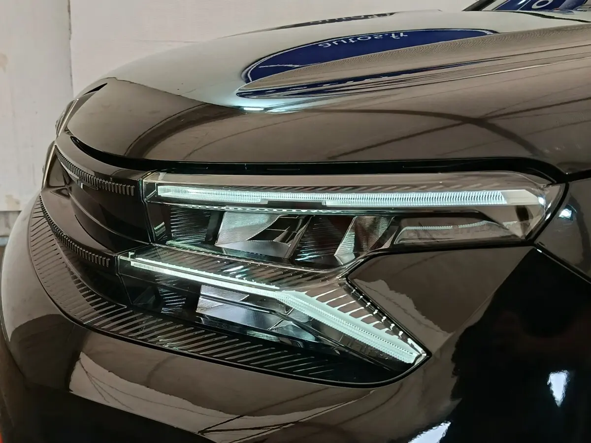 Gros plan sur le phare avant droit LED du Citroën C5 Aircross noir, soulignant ses lignes modernes et anguleuses.
