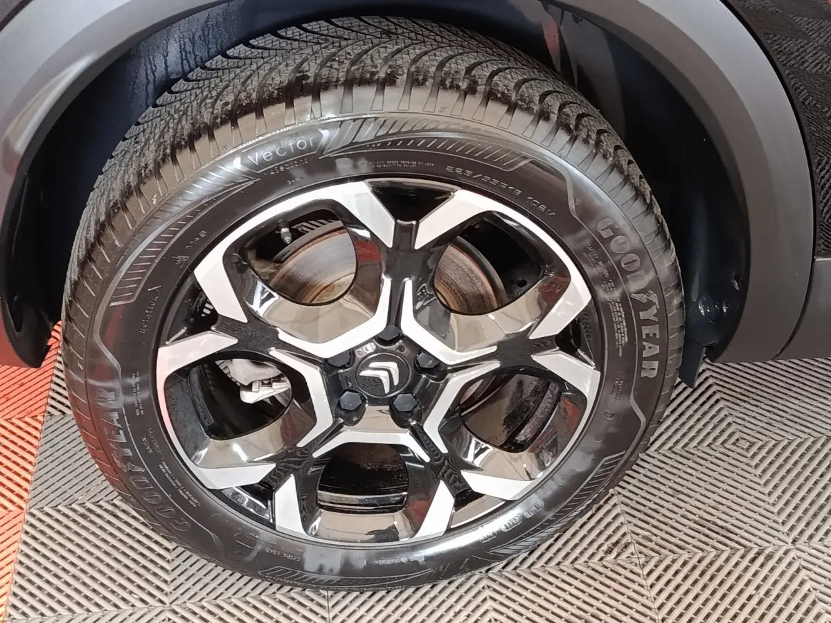 Gros plan sur la roue arrière droite noire d'un Citroën C5 Aircross 2024, mettant en valeur le pneu Goodyear.