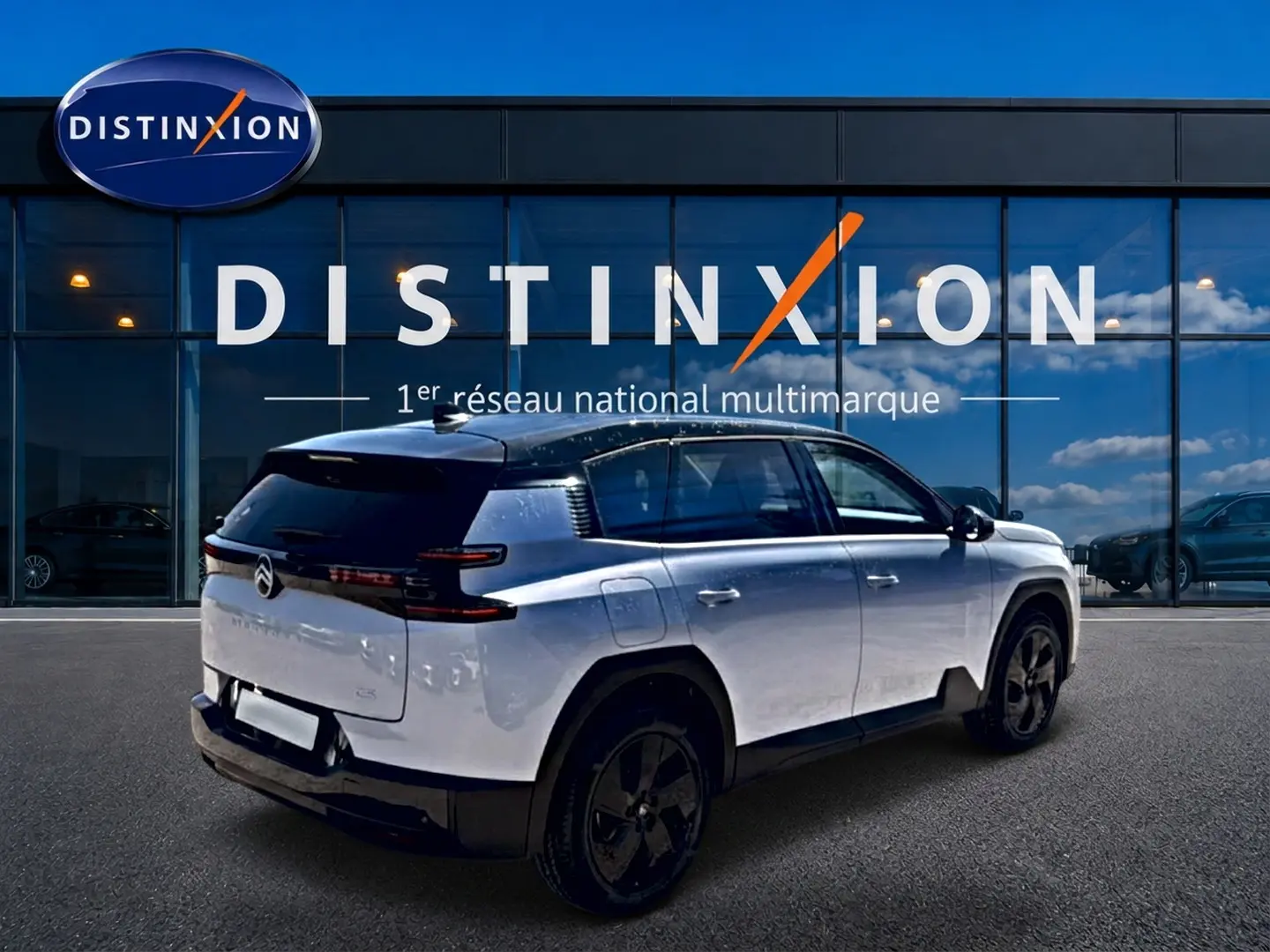 Vue 3/4 arrière droite du Citroën C5 Aircross blanc et noir avec toit bi-ton et jantes alliage 19 pouces.