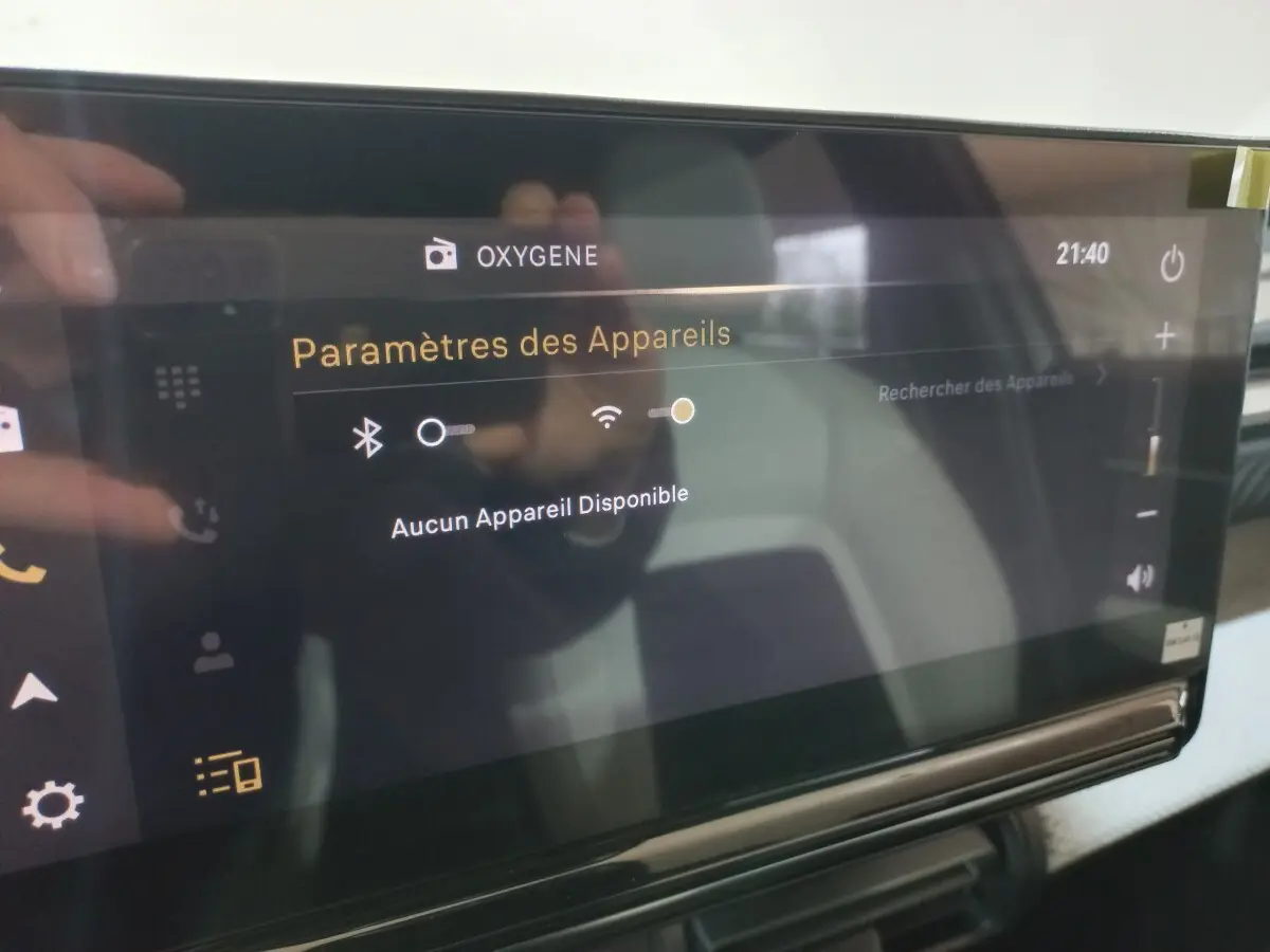 Écran tactile central de la Citroën C3 hybride 2025 affichant les paramètres Bluetooth et Wi-Fi, vue intérieure rapprochée.