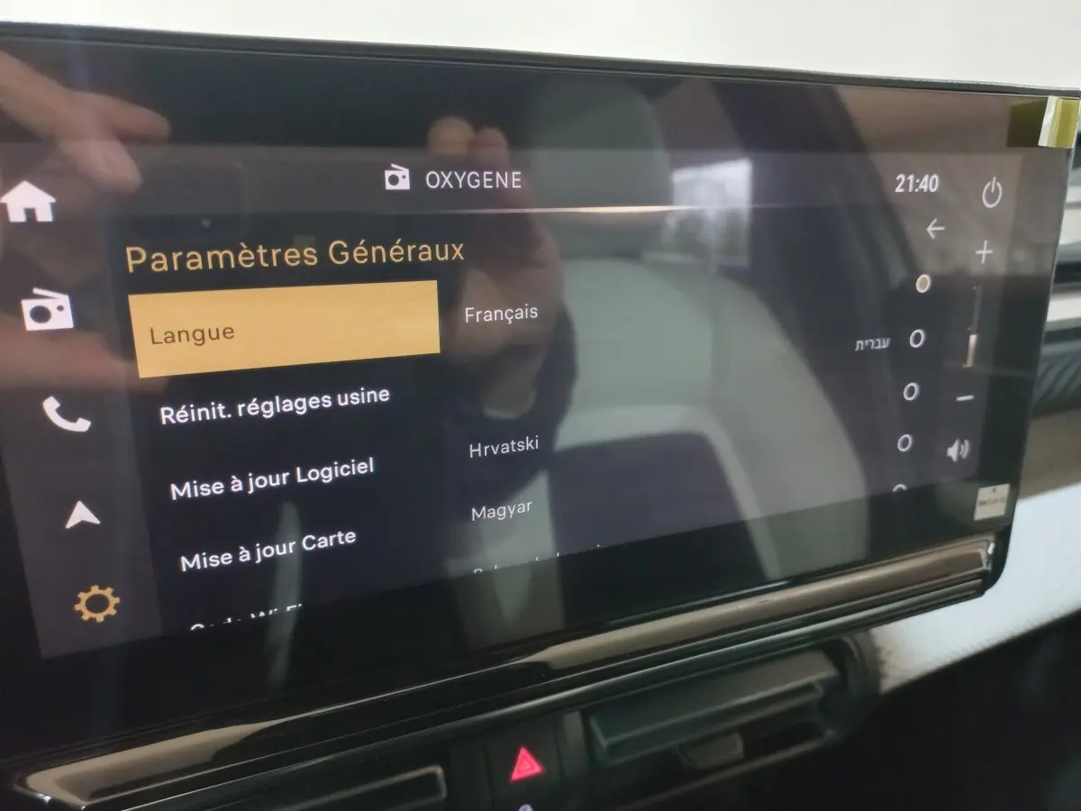 Écran tactile central du tableau de bord de la Citroën C3 hybride 2025, affichant les paramètres généraux.